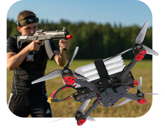 Игрок лазертага и FPV-квадрокоптер
